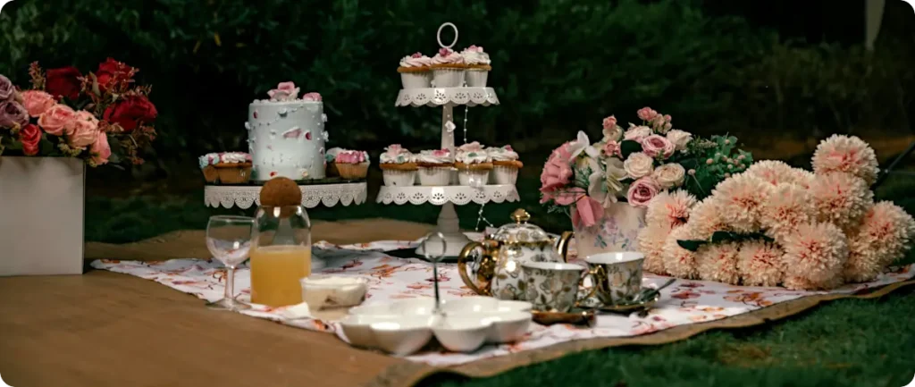 Gatsby Party: Gatsby-themed outdoor picnic with vintage decor